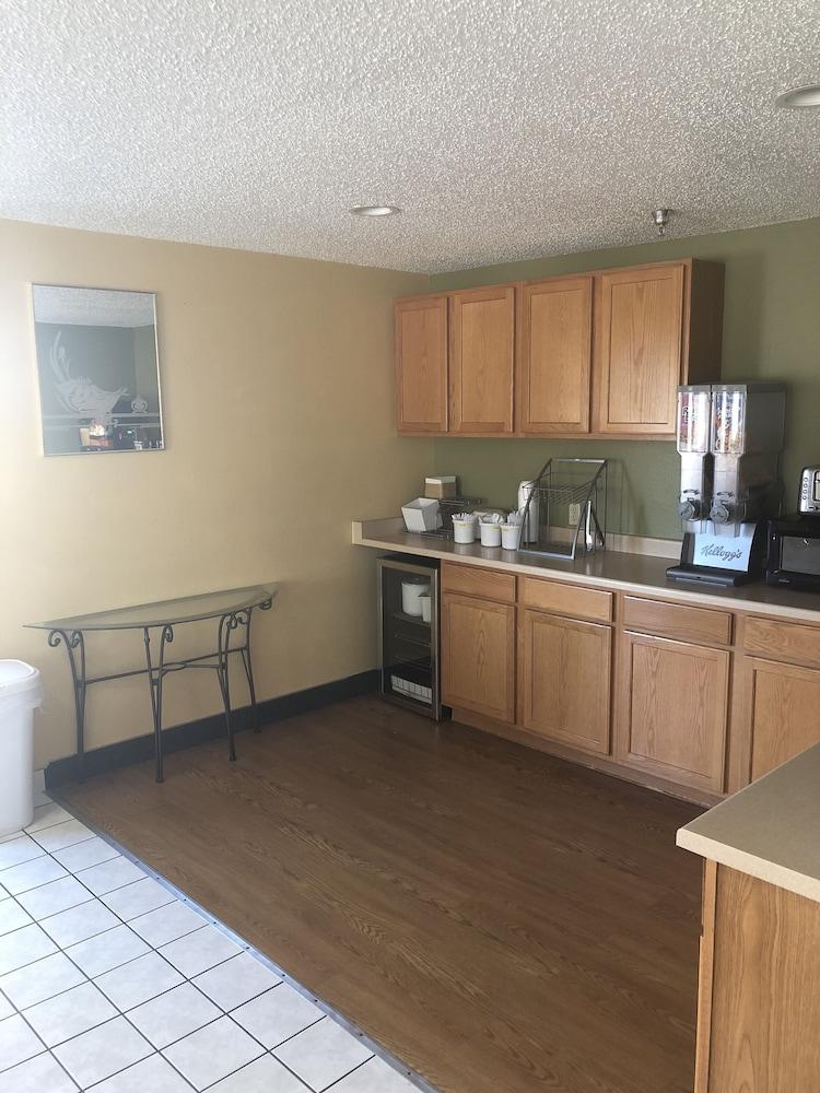Super 8 By Wyndham Co Hotel 2*