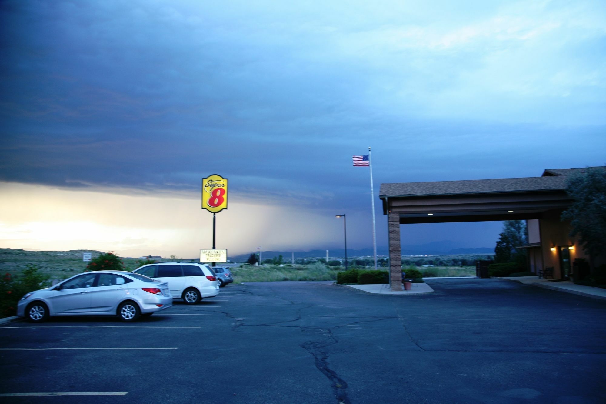 Super 8 By Wyndham Co Hotel